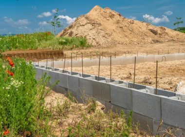 Jaki cement wybrać do wykonania słupków ogrodzeniowych