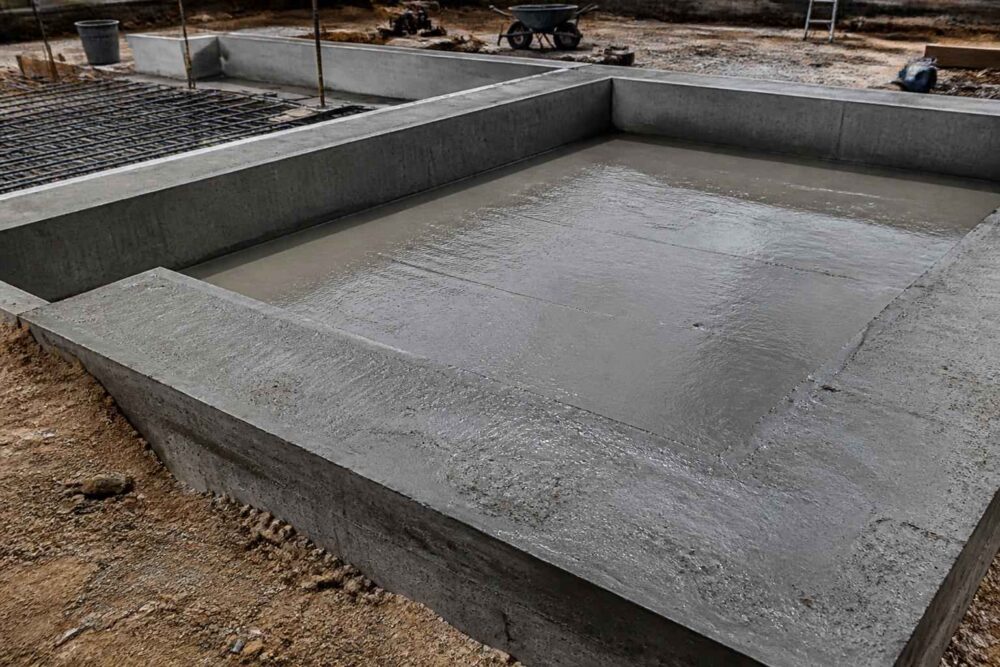 Świeżo wylana betonowa płyta fundamentowa na placu budowy】【。